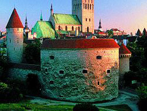 Большие Морские ворота и башня Толстая Маргарита. Таллинн, Старый город