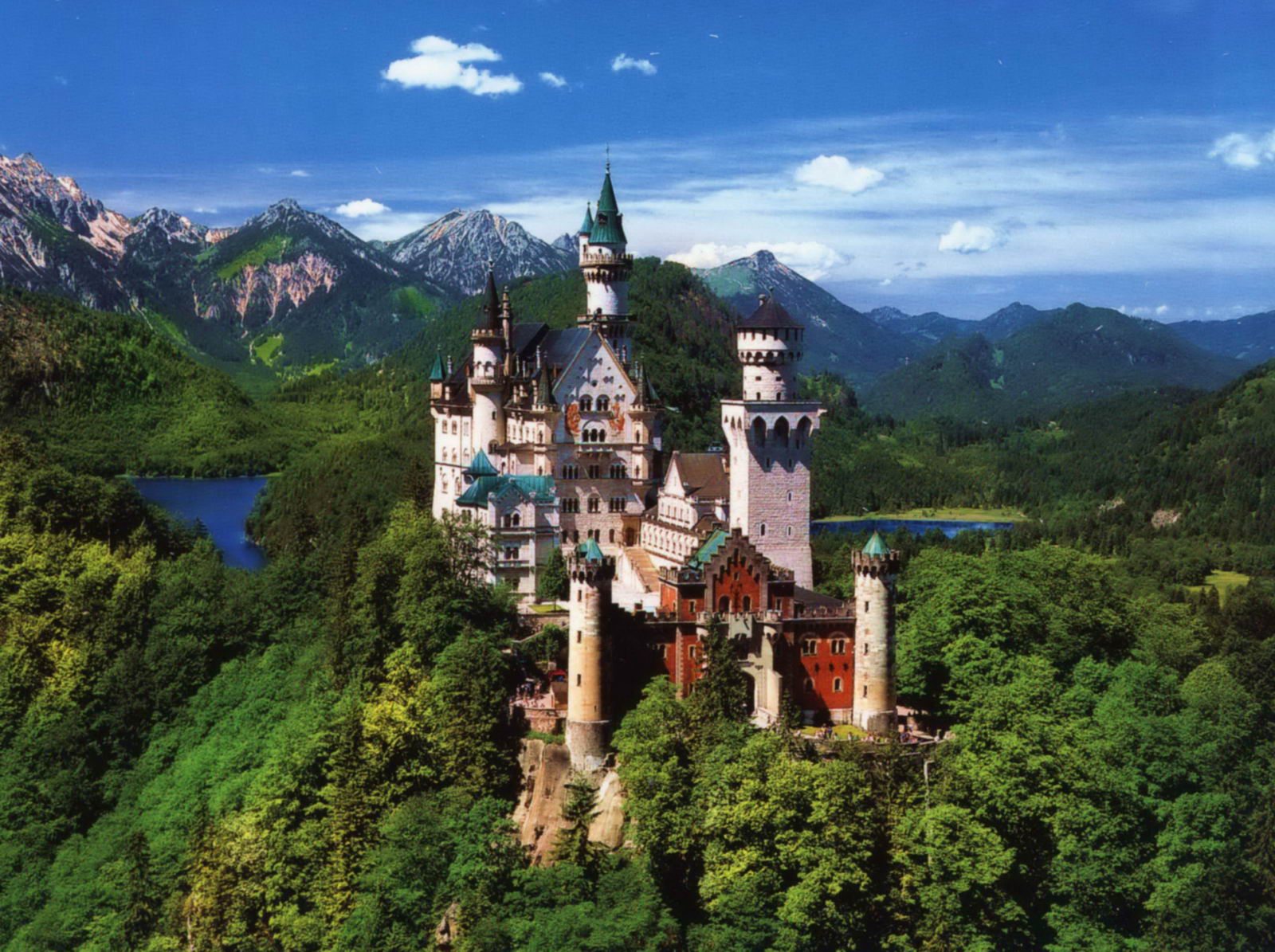 Замок Нойшванштайн стал самым популярным местом в Германии
