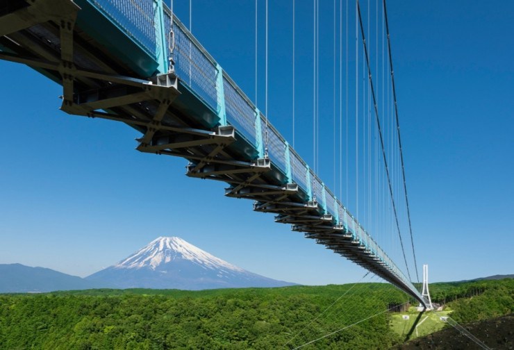 В Японии открыли пешеходный мост с видом на Фудзияму