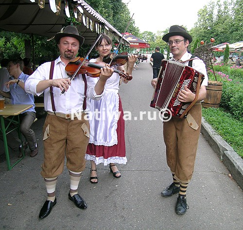 Музыканты в чешском дворике