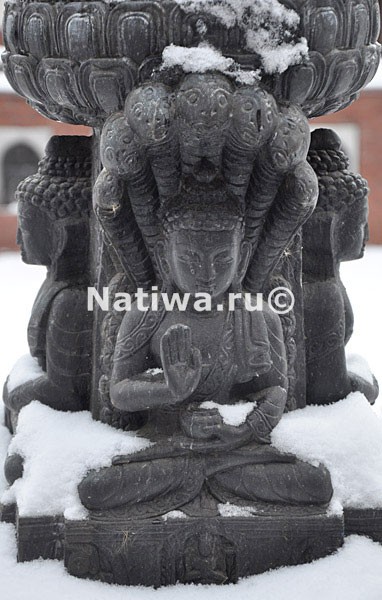 Скульптура в тибетском дворике