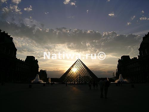 Пирамида Лувра. Париж